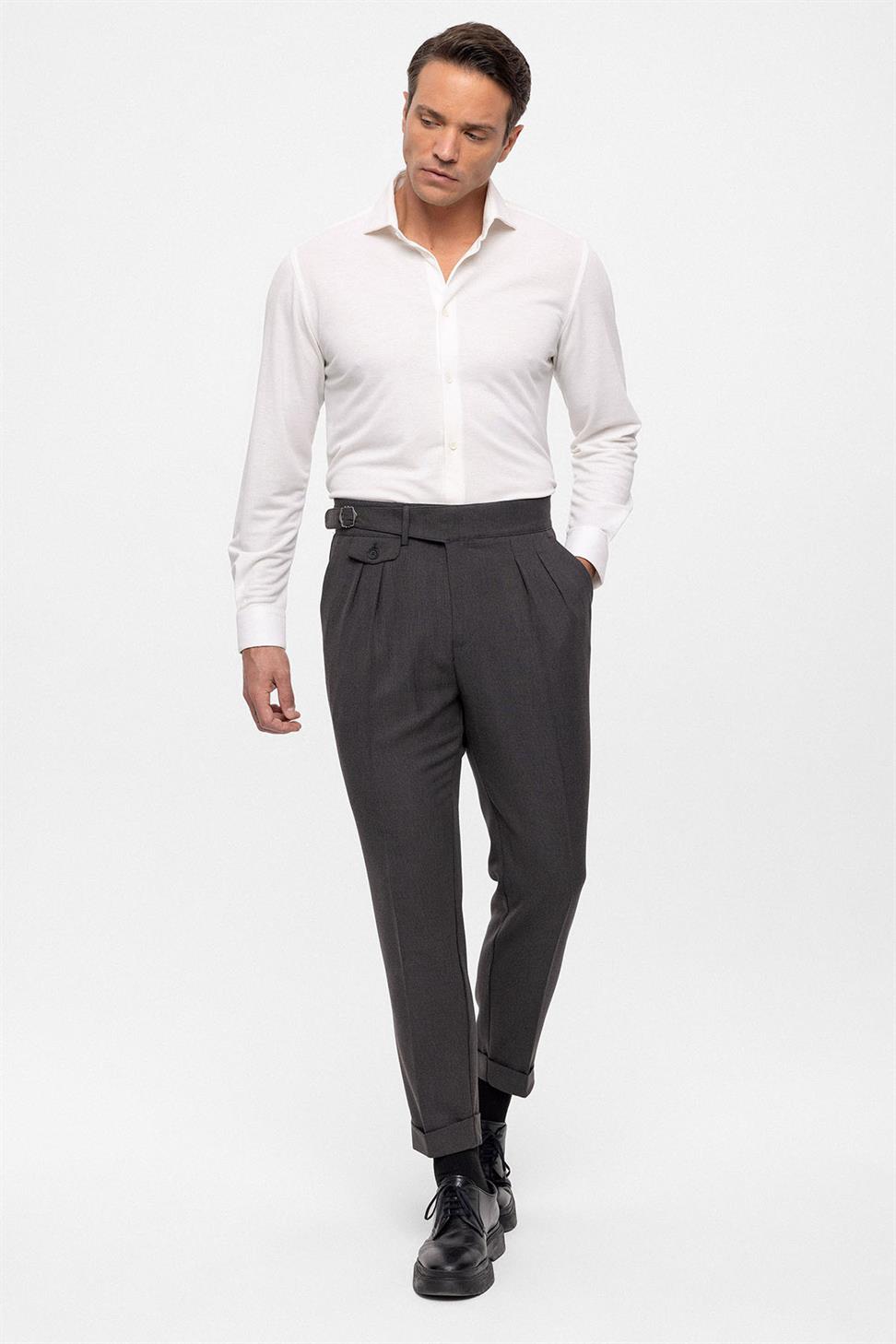 بنطلون قماش عالي الخصر (صديقها) مطوي مع حزام بإبزيم