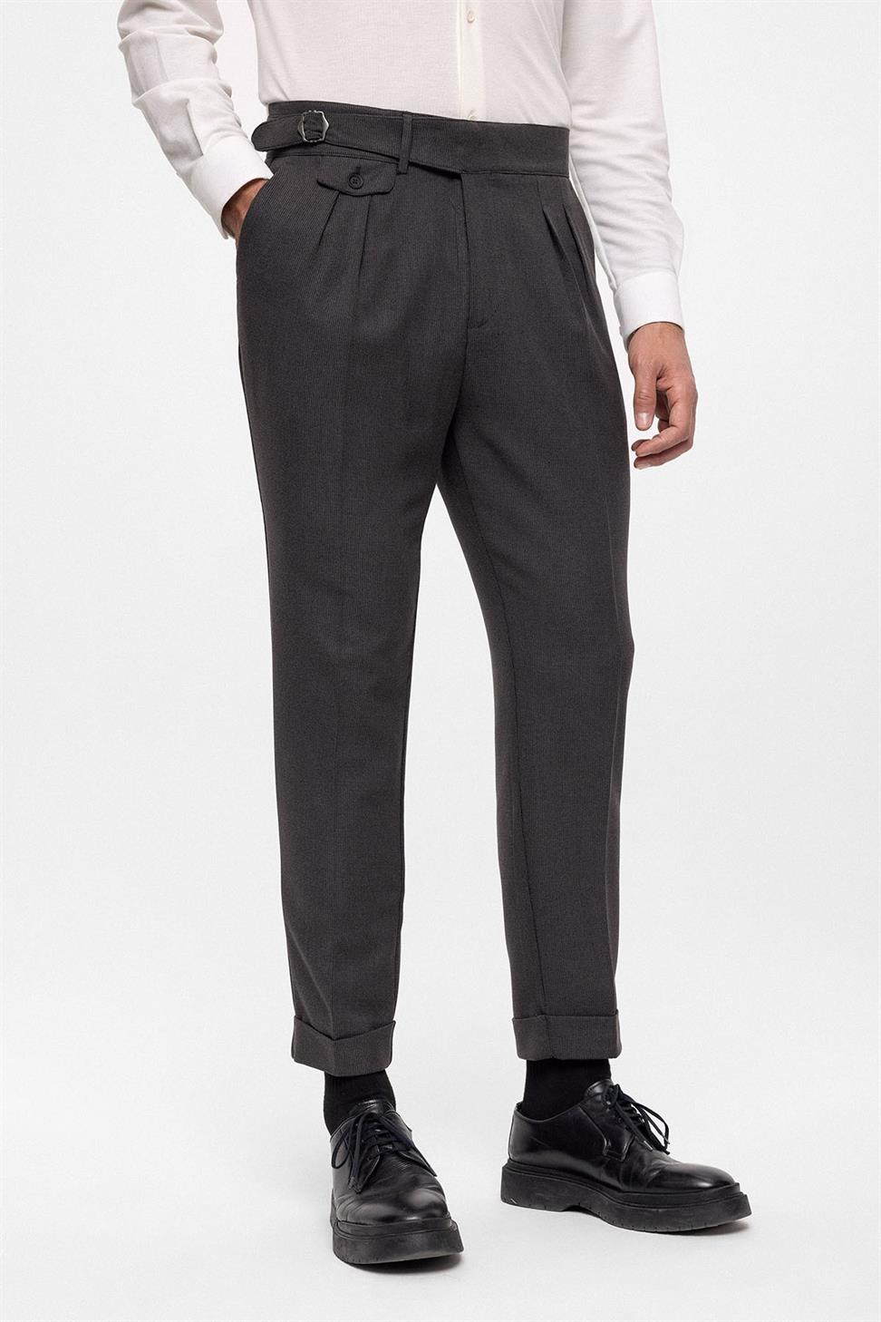 بنطلون قماش عالي الخصر (صديقها) مطوي مع حزام بإبزيم