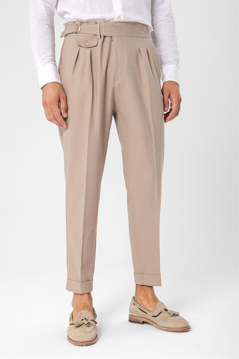 بنطلون قماش عالي الخصر (صديقها) مطوي مع حزام بإبزيم