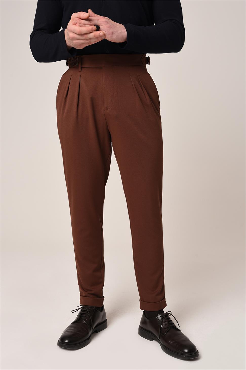 بنطلون قماشي ذو خصر عالٍ (صديق) بإبزيم جانبي وتفاصيل حزام