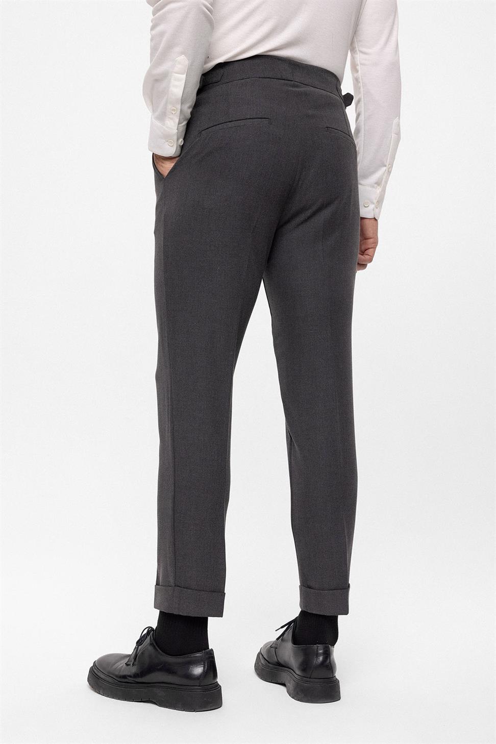 بنطلون قماشي ذو خصر عالٍ (صديق) بإبزيم جانبي وتفاصيل حزام