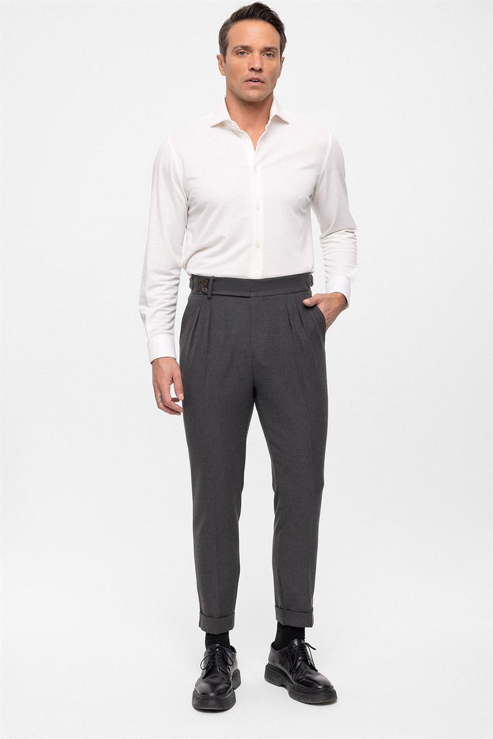 بنطلون قماشي ذو خصر عالٍ (صديق) بإبزيم جانبي وتفاصيل حزام