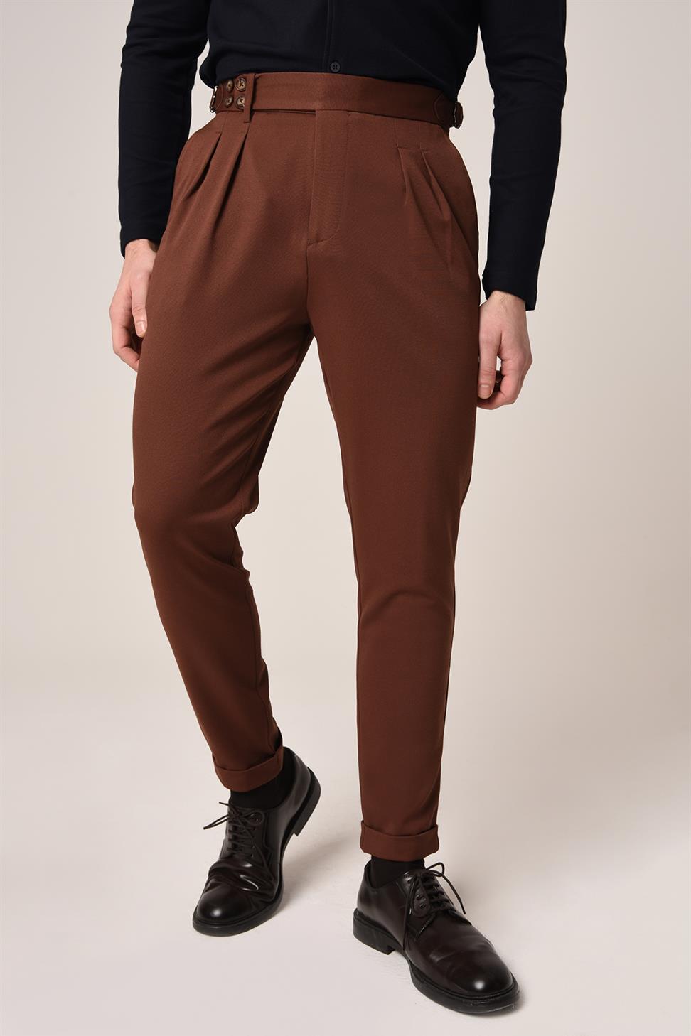 بنطلون قماشي ذو خصر عالٍ (صديق) بإبزيم جانبي وتفاصيل حزام