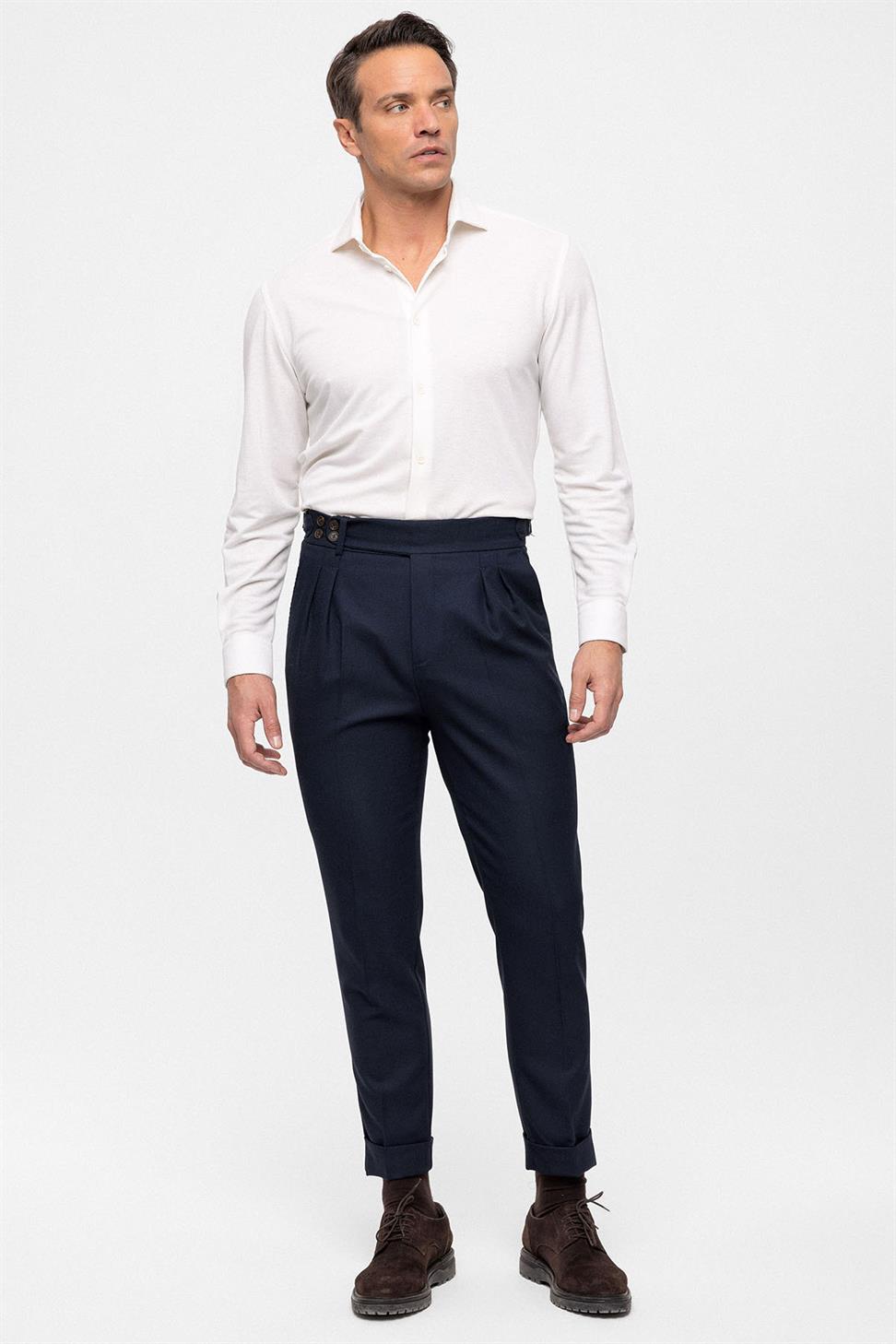 بنطلون قماشي ذو خصر عالٍ (صديق) بإبزيم جانبي وتفاصيل حزام