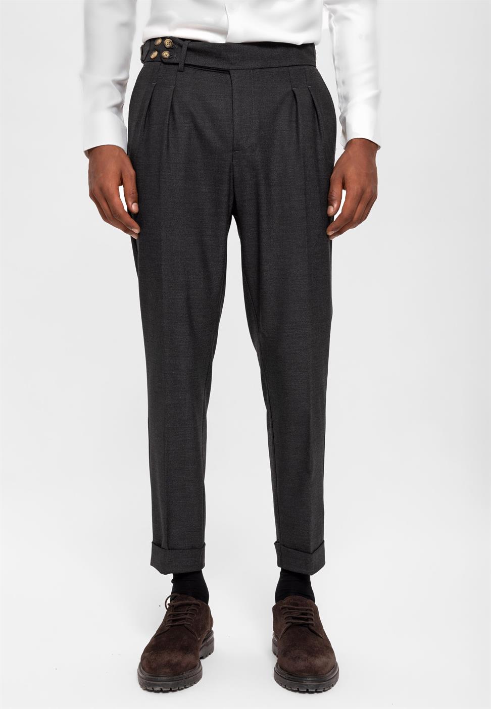 بنطلون قماشي ذو خصر عالٍ (صديق) بإبزيم جانبي وتفاصيل حزام