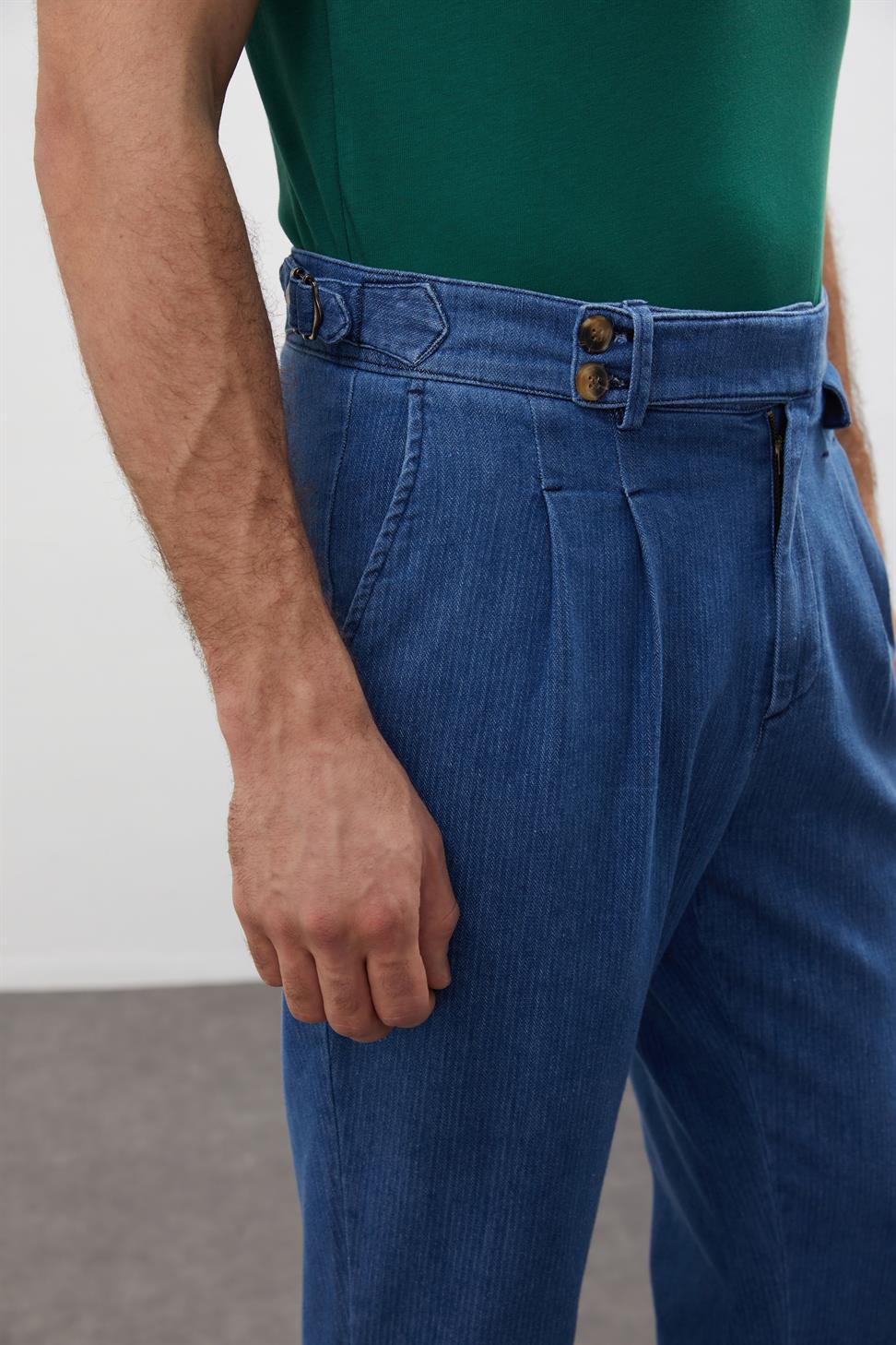 High Waist (Boyfriend) Side Buckled Belt Detail Pleated Jeans