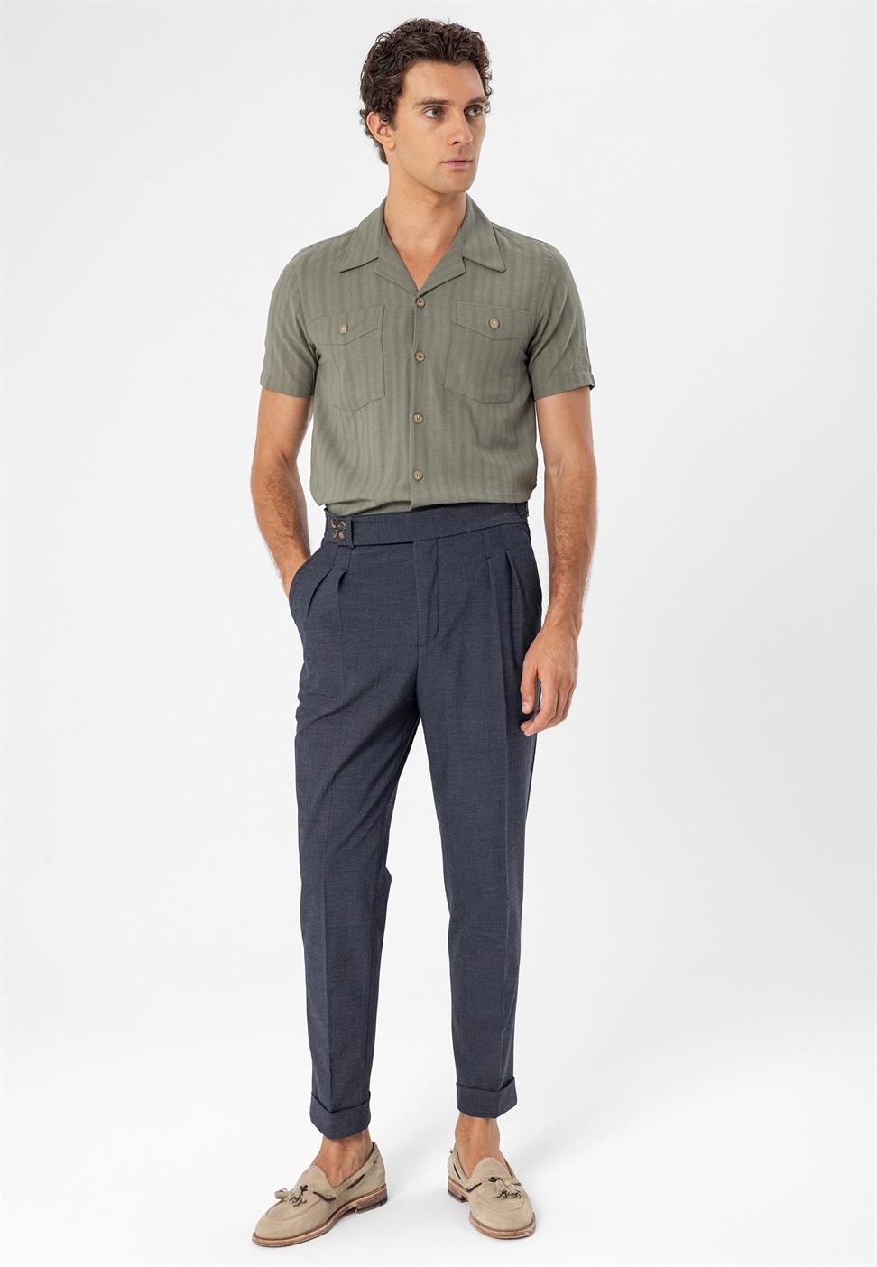 بنطلون قماشي ذو خصر عالٍ (صديق) بإبزيم جانبي وتفاصيل حزام