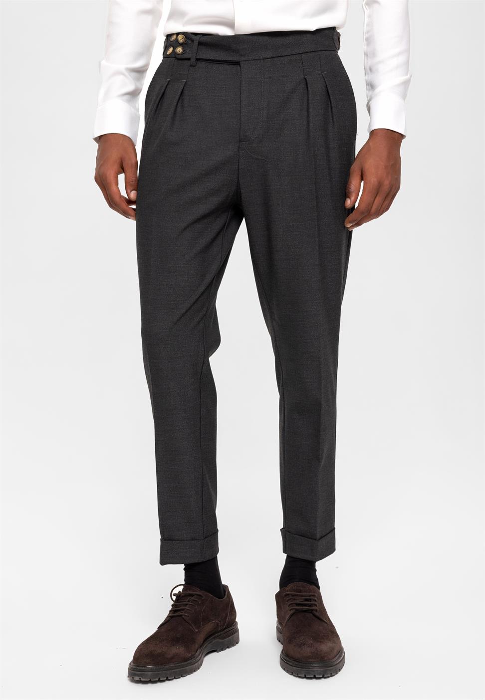 بنطلون قماشي ذو خصر عالٍ (صديق) بإبزيم جانبي وتفاصيل حزام