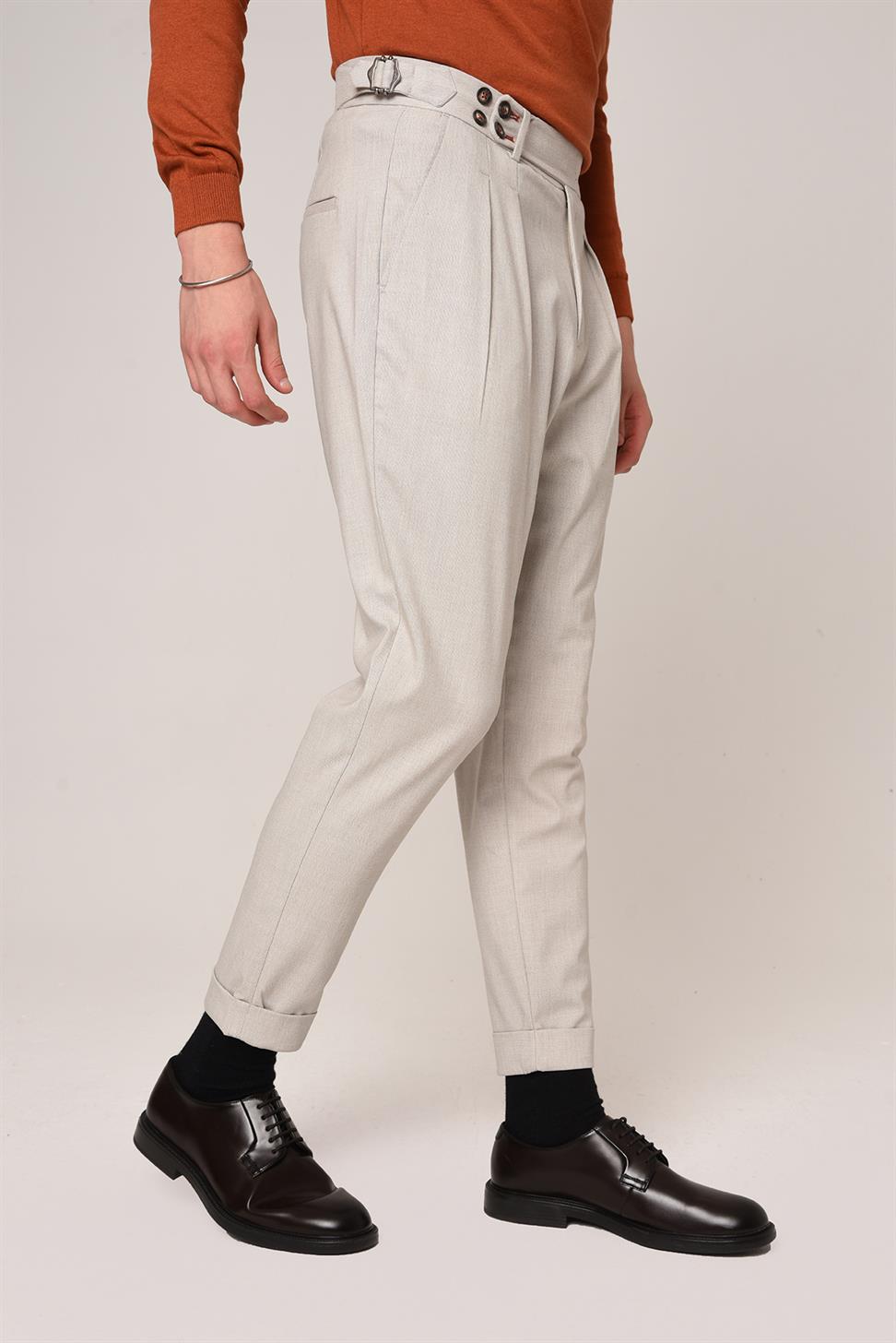 بنطلون قماش عالي الخصر (صديقها) بإبزيم جانبي وحزام جانبي