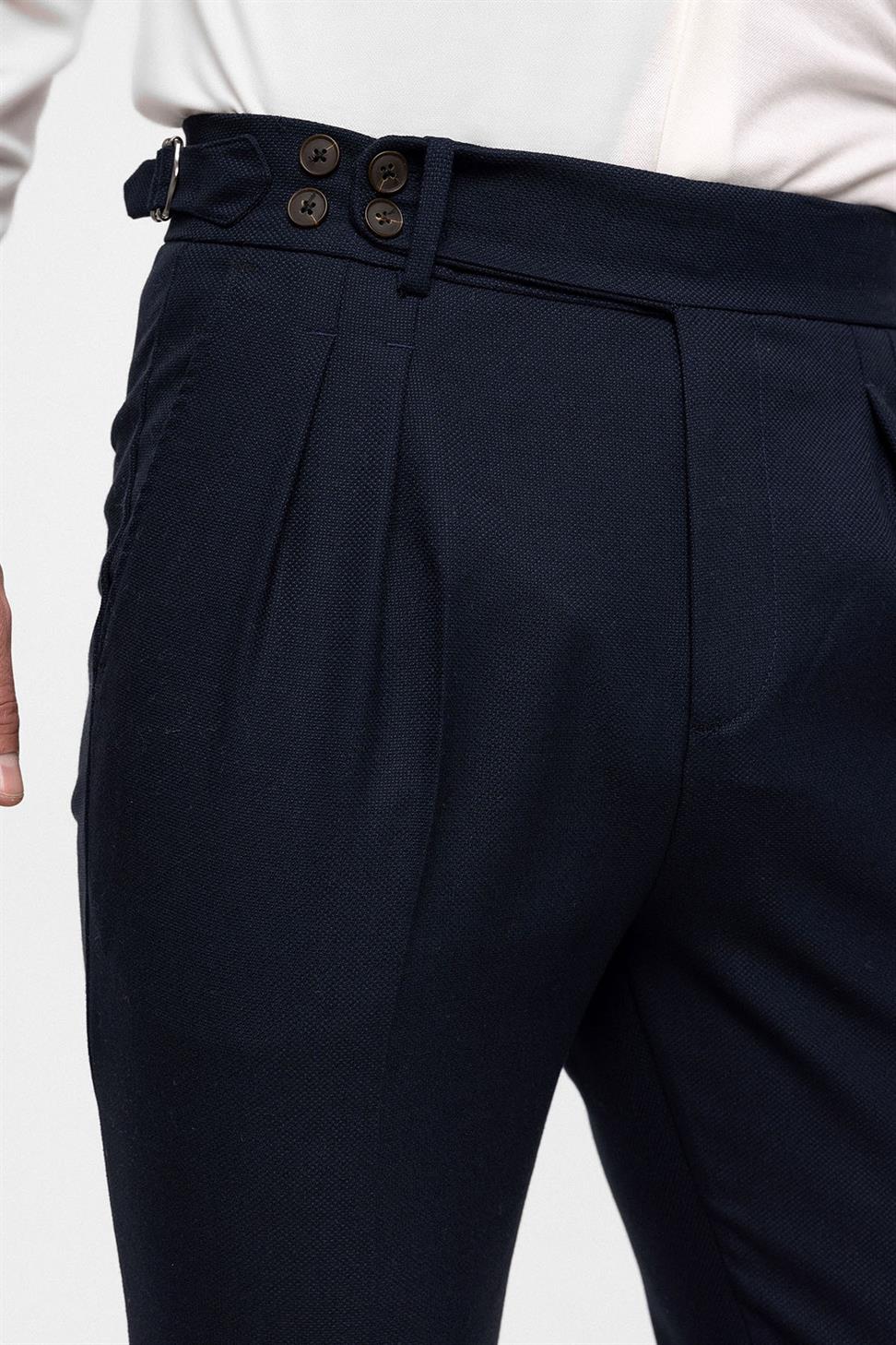 بنطلون قماشي ذو خصر عالٍ (صديق) بإبزيم جانبي وتفاصيل حزام