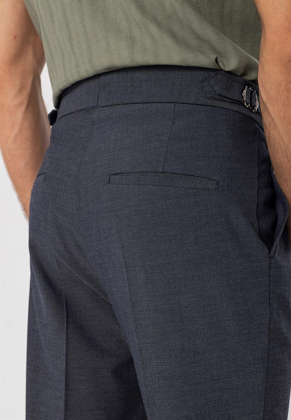 بنطلون قماشي ذو خصر عالٍ (صديق) بإبزيم جانبي وتفاصيل حزام