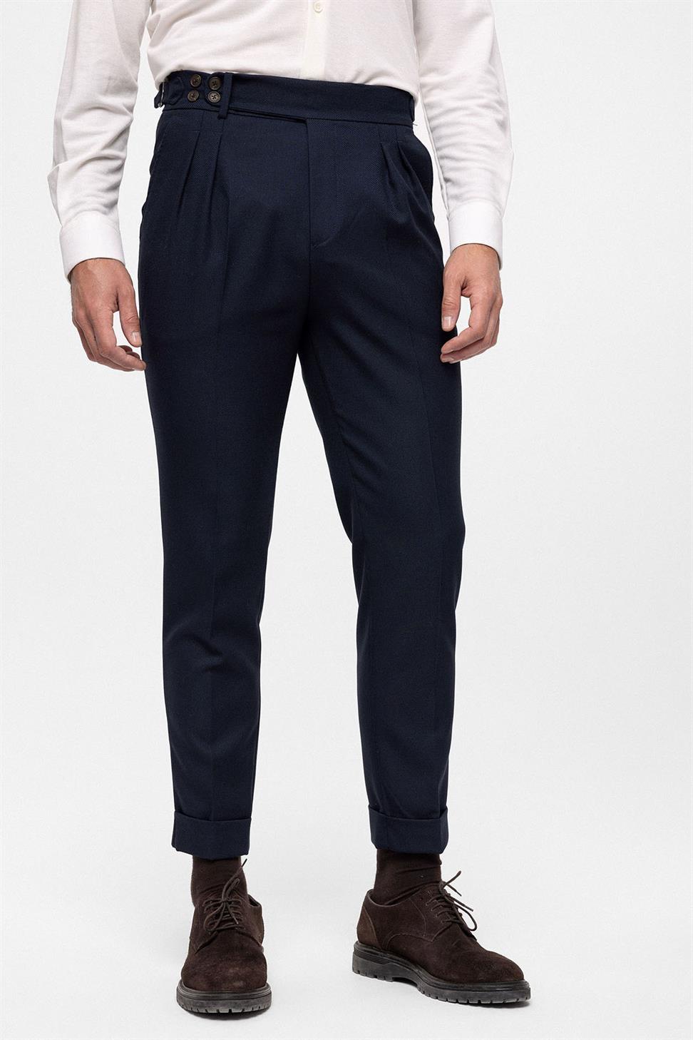 بنطلون قماشي ذو خصر عالٍ (صديق) بإبزيم جانبي وتفاصيل حزام