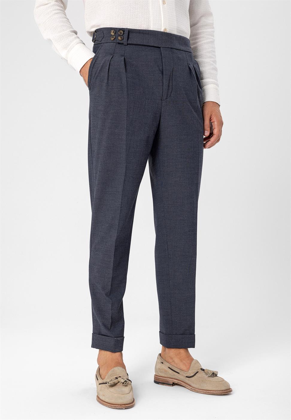 بنطلون قماشي ذو خصر عالٍ (صديق) بإبزيم جانبي وتفاصيل حزام