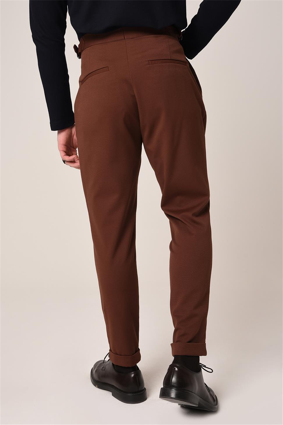 بنطلون قماشي ذو خصر عالٍ (صديق) بإبزيم جانبي وتفاصيل حزام