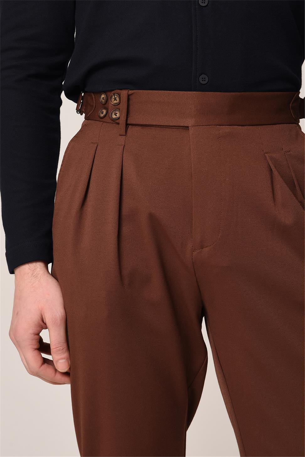 بنطلون قماشي ذو خصر عالٍ (صديق) بإبزيم جانبي وتفاصيل حزام