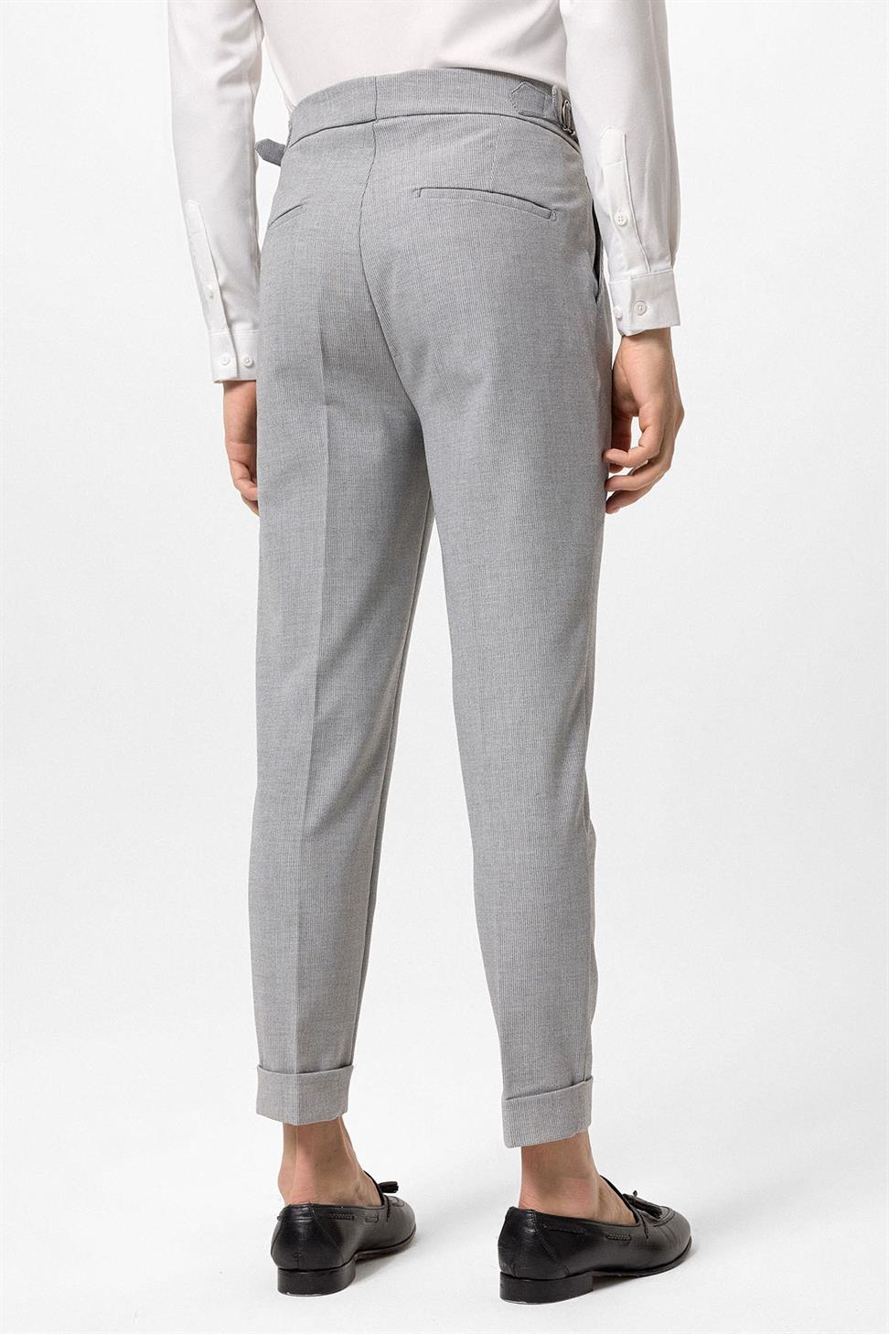 بنطلون قماشي ذو خصر عالٍ (صديق) بإبزيم جانبي وتفاصيل حزام