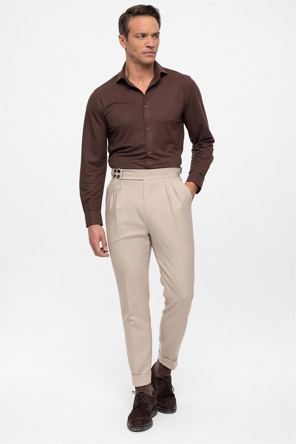 بنطلون قماشي ذو خصر عالٍ (صديق) بإبزيم جانبي وتفاصيل حزام