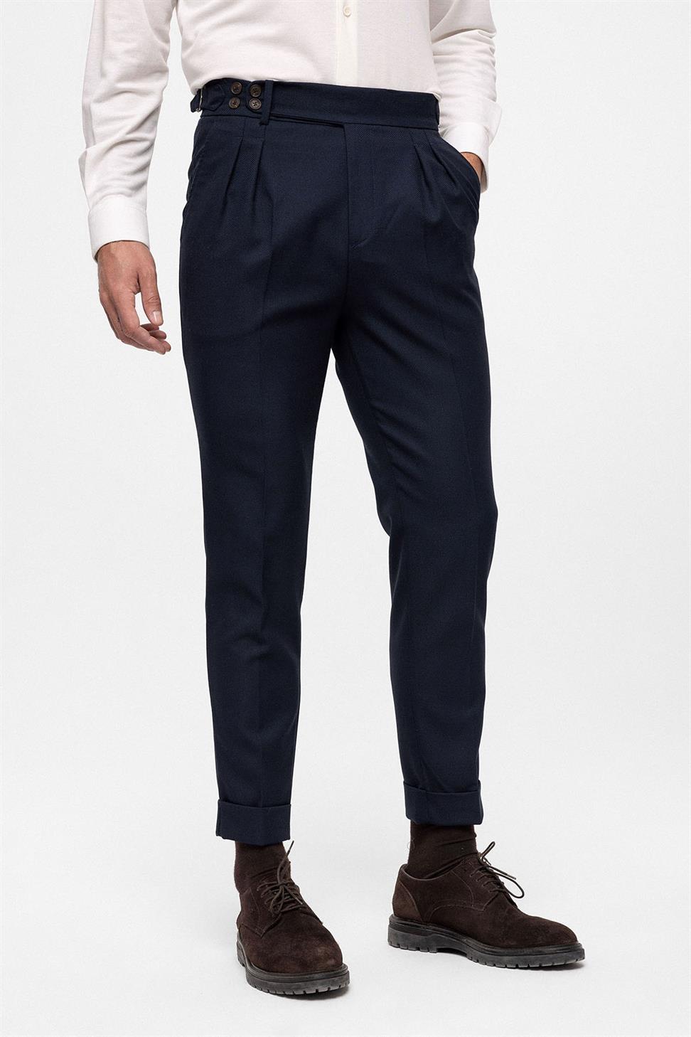 بنطلون قماشي ذو خصر عالٍ (صديق) بإبزيم جانبي وتفاصيل حزام