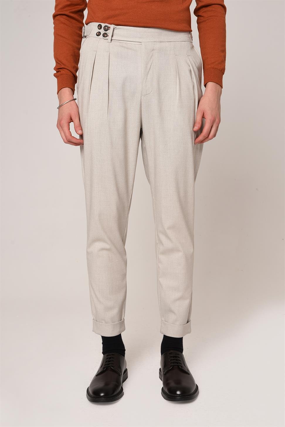 بنطلون قماش عالي الخصر (صديقها) بإبزيم جانبي وحزام جانبي