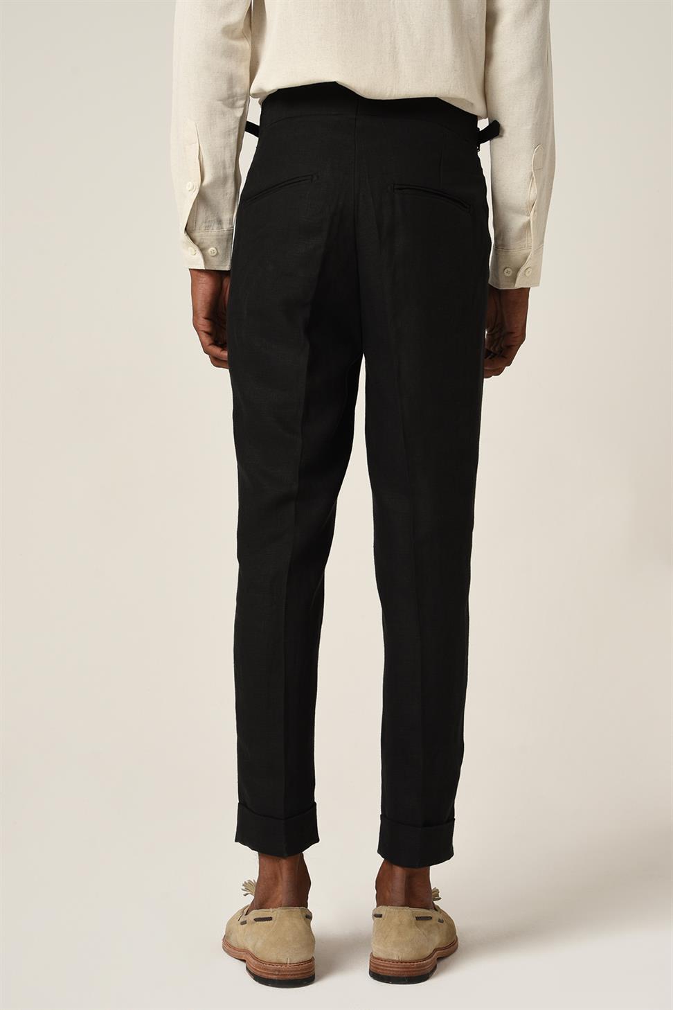 بنطلون كتان بطيات وحزام بإبزيم عالي الخصر