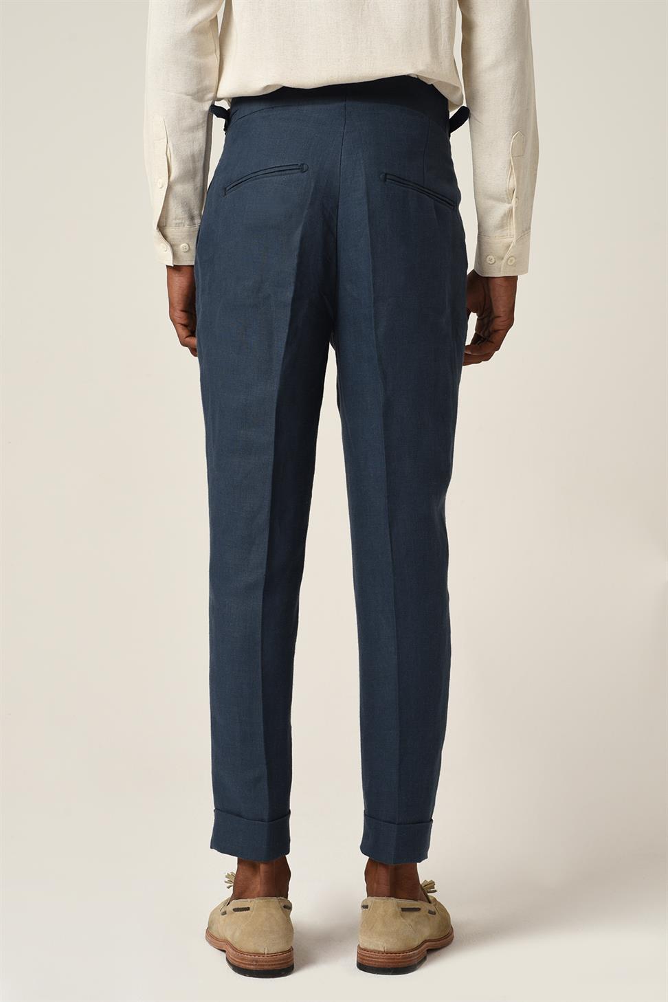 بنطلون كتان بطيات وحزام بإبزيم عالي الخصر