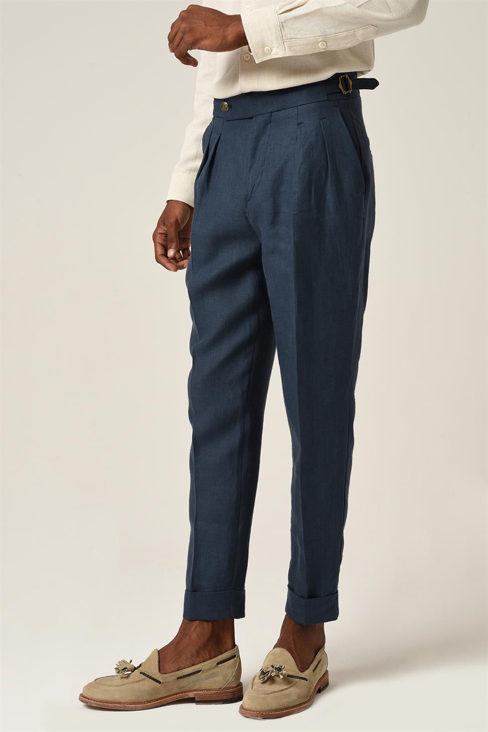 بنطلون كتان بطيات وحزام بإبزيم عالي الخصر