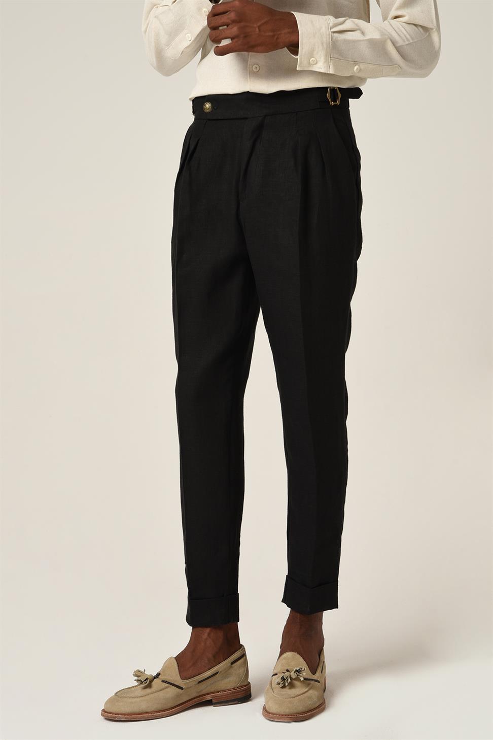 بنطلون كتان بطيات وحزام بإبزيم عالي الخصر