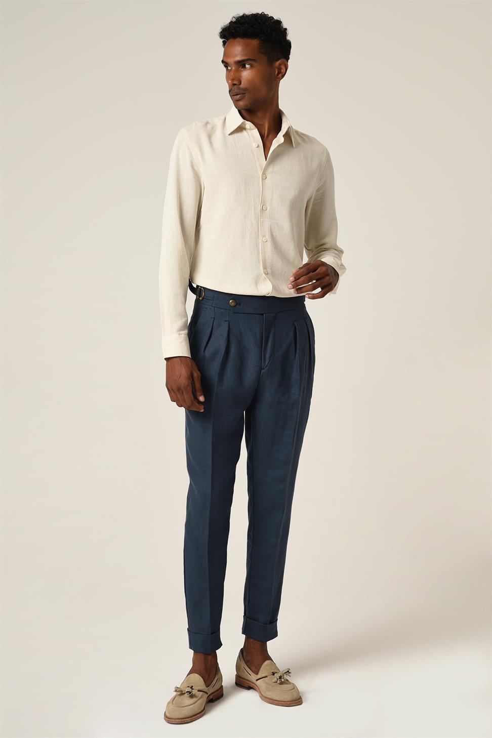 بنطلون كتان بطيات وحزام بإبزيم عالي الخصر