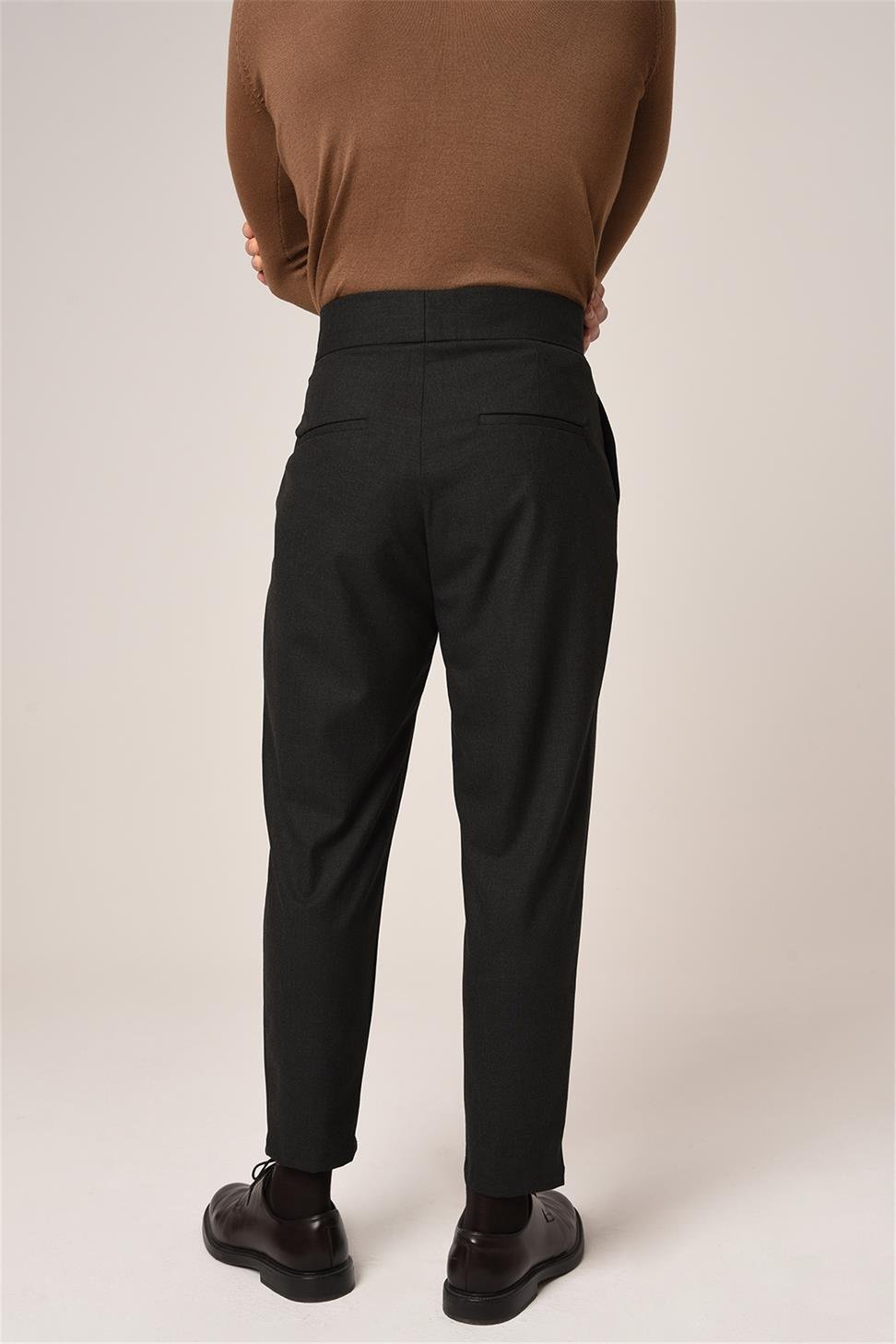 بنطلون قماش مطوي بحزام بإبزيم عالي الخصر