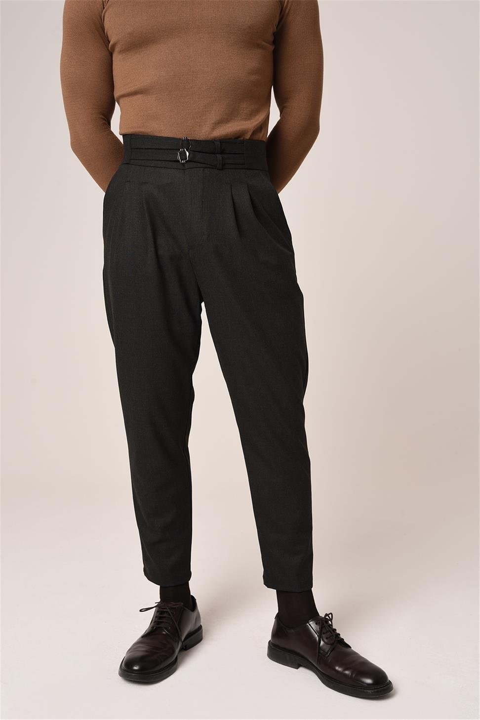 بنطلون قماش مطوي بحزام بإبزيم عالي الخصر