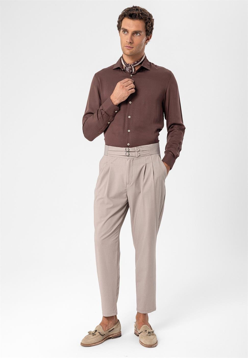 بنطلون قماش مطوي بحزام بإبزيم عالي الخصر