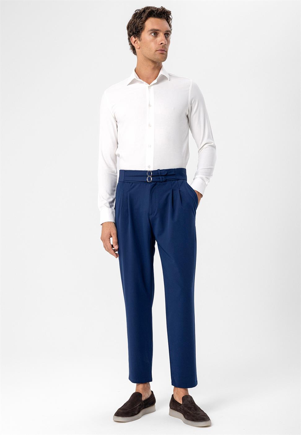 بنطلون قماش مطوي بحزام بإبزيم عالي الخصر