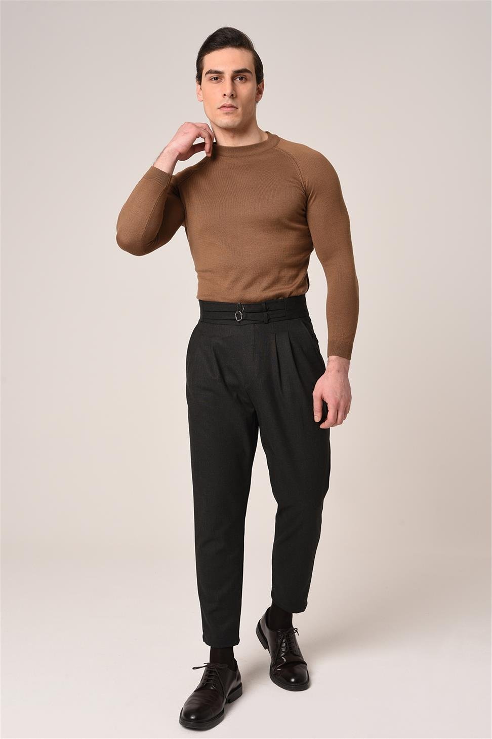 بنطلون قماش مطوي بحزام بإبزيم عالي الخصر