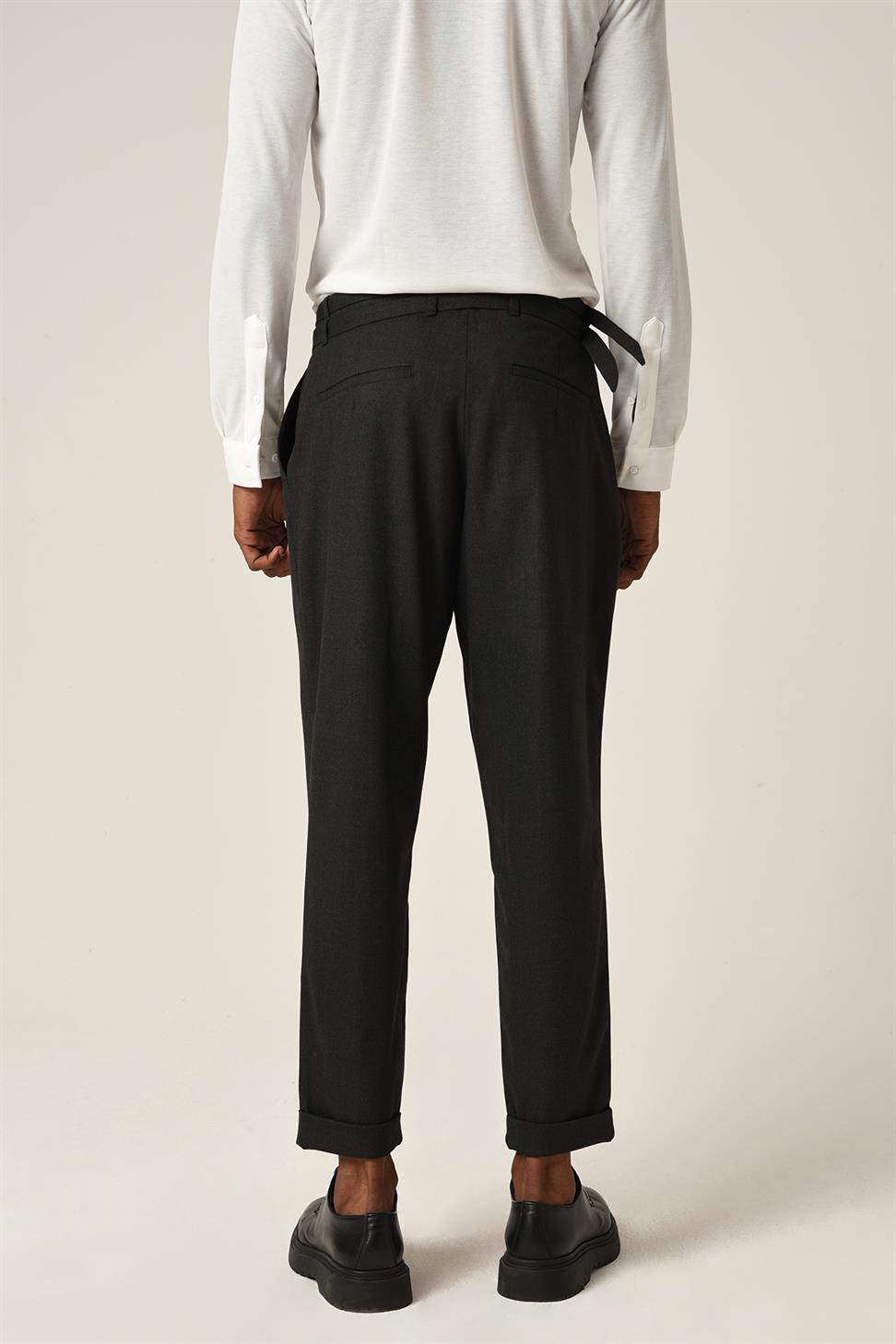 بنطلون قماش عالي الخصر مطوي مع حزام بإبزيم