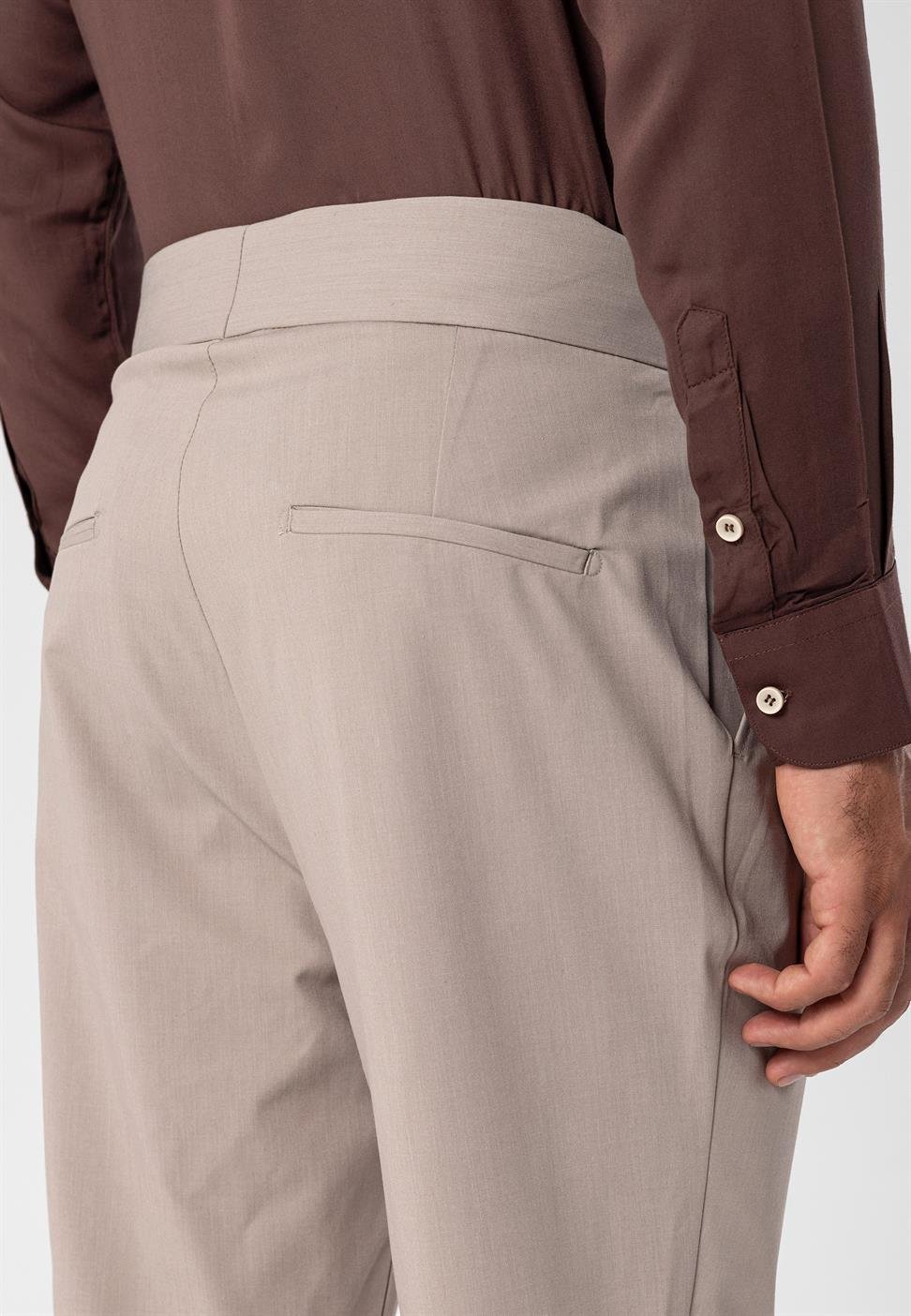 بنطلون قماش مطوي بحزام بإبزيم عالي الخصر