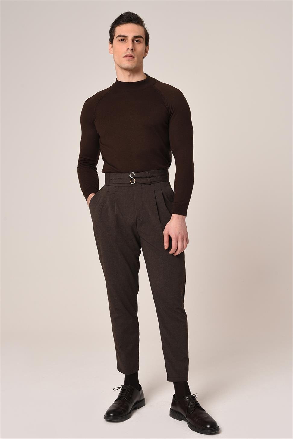 بنطلون قماش مطوي بحزام بإبزيم عالي الخصر