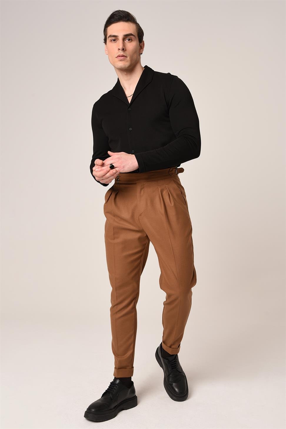 بنطلون قماشي ذو خصر عالٍ وإبزيم جانبي وتفاصيل حزام