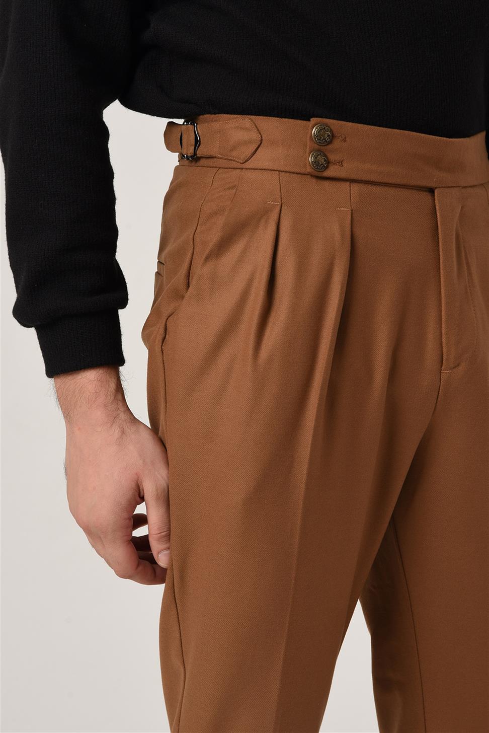 بنطلون قماشي ذو خصر عالٍ وإبزيم جانبي وتفاصيل حزام