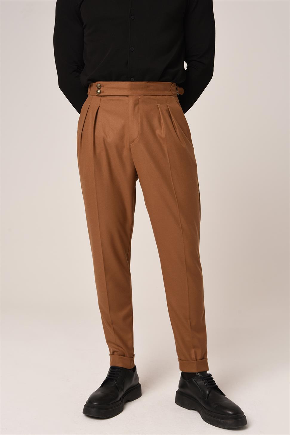 بنطلون قماشي ذو خصر عالٍ وإبزيم جانبي وتفاصيل حزام