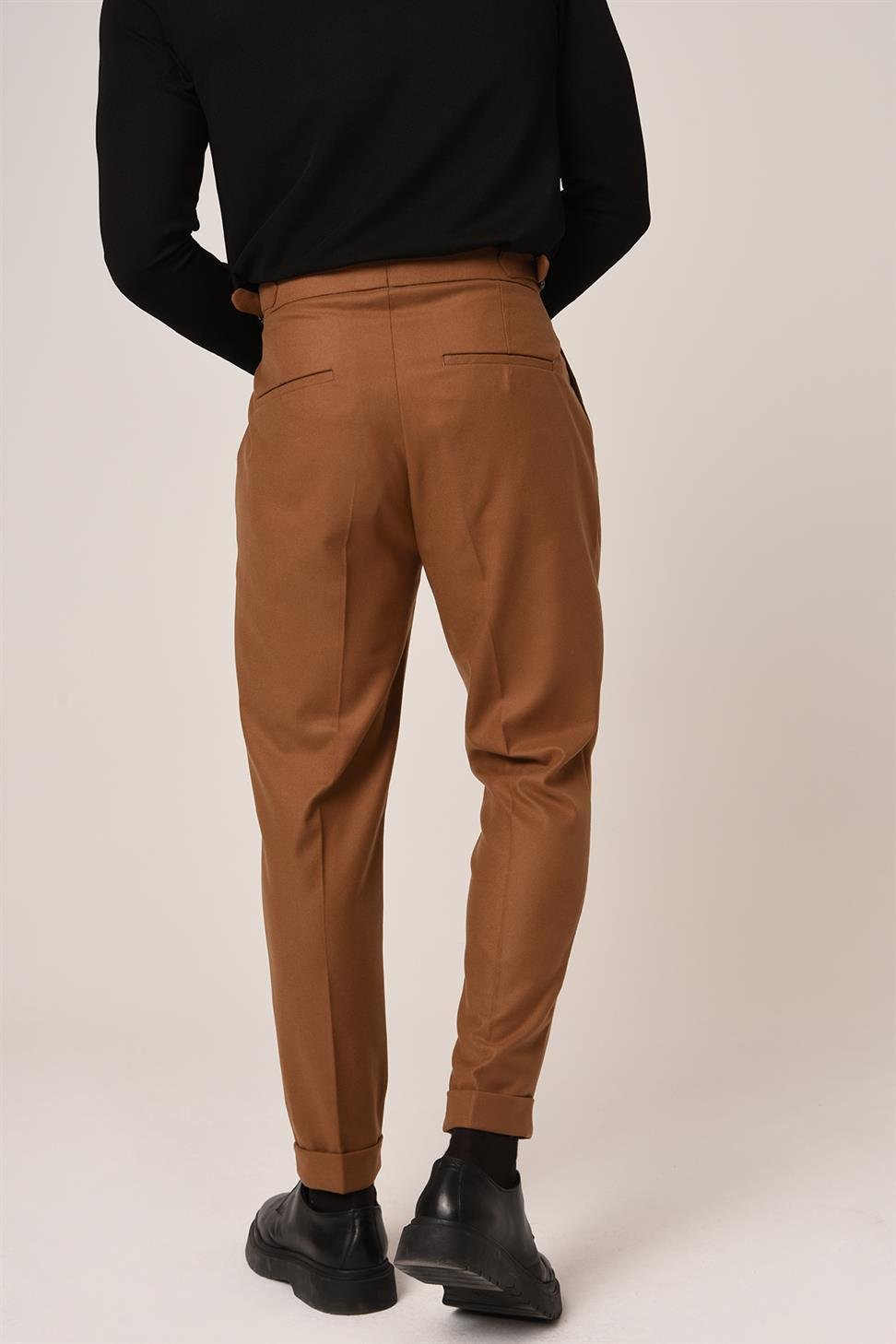 بنطلون قماشي ذو خصر عالٍ وإبزيم جانبي وتفاصيل حزام