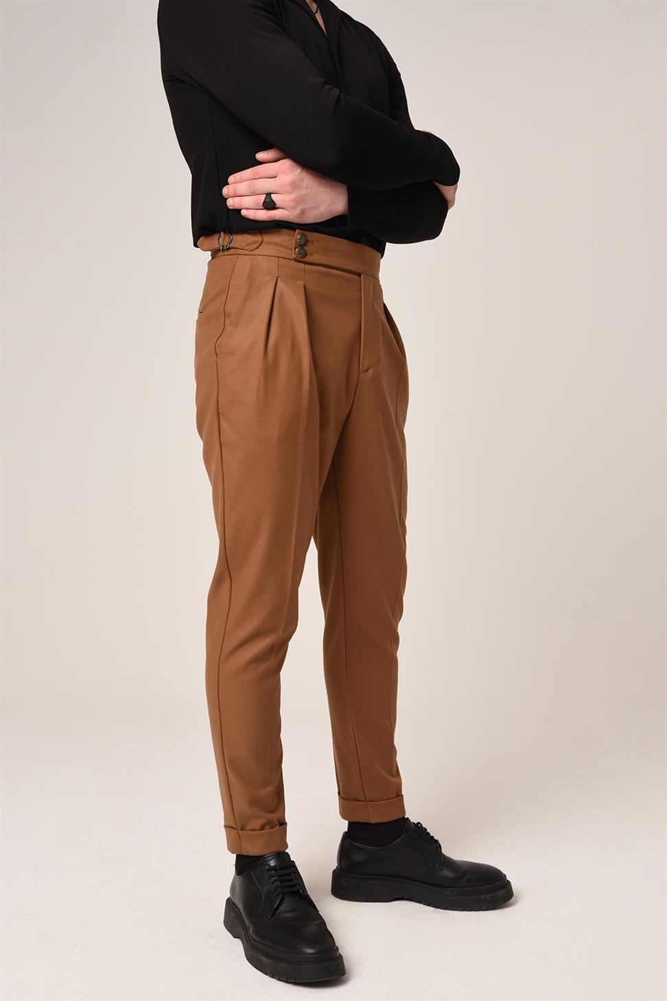 بنطلون قماشي ذو خصر عالٍ وإبزيم جانبي وتفاصيل حزام