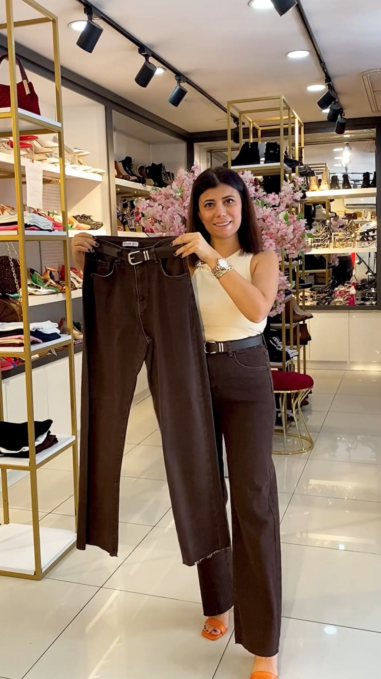 Kadın Kahverengi Kesik Paçalı Kemerli Kot Pantolon