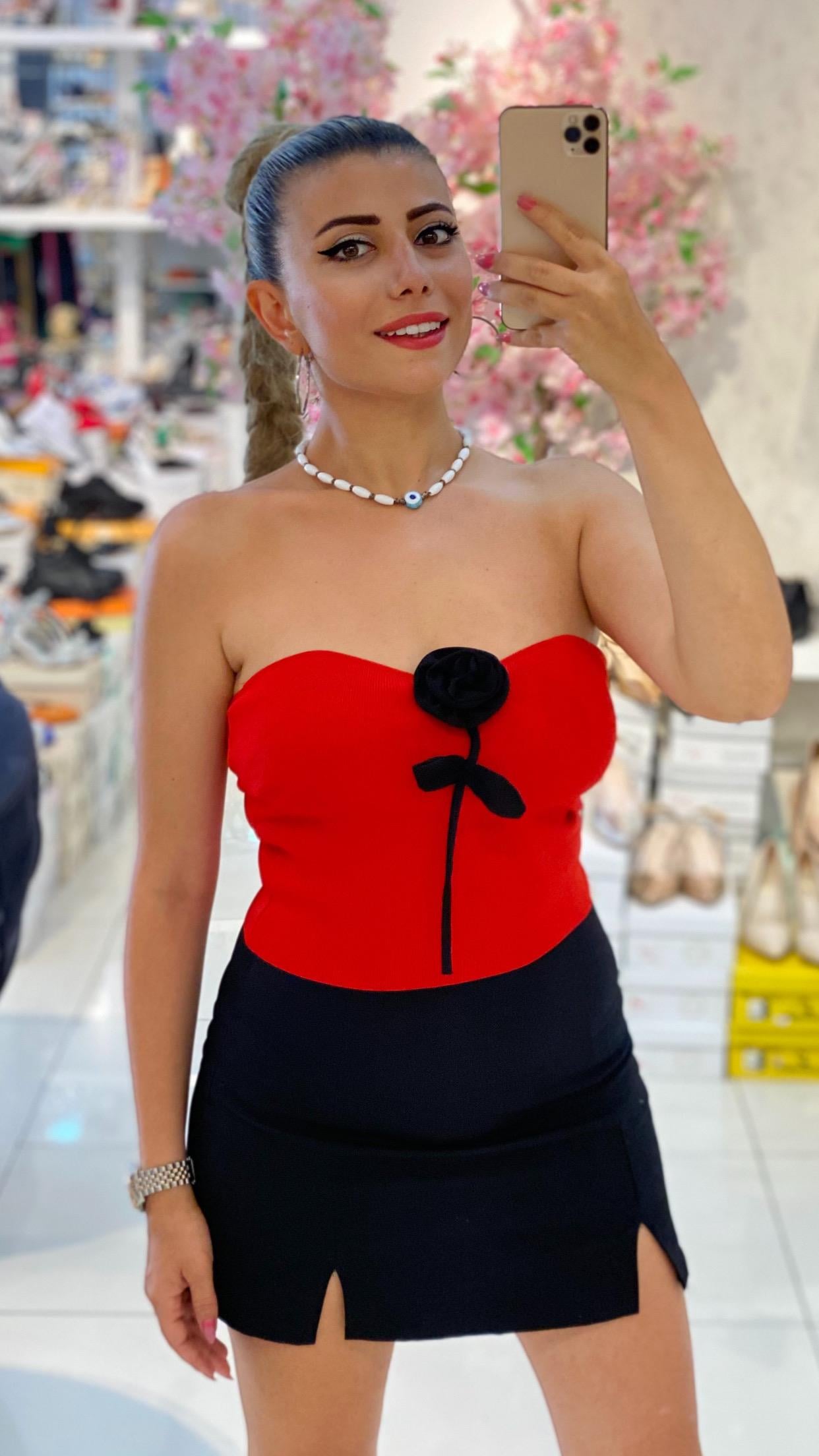 Kırmızı Renk Gül Detay Straplez Crop