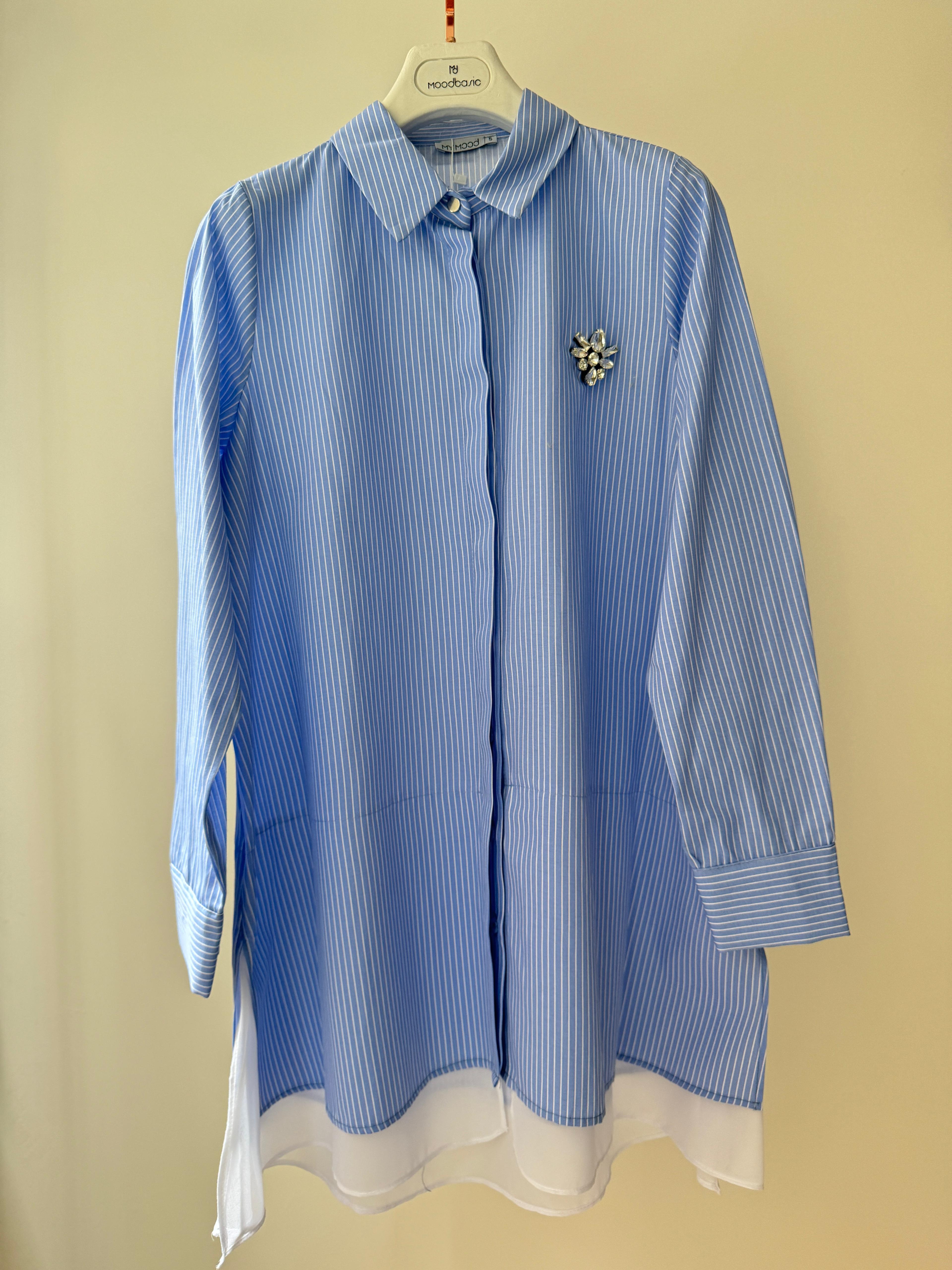 AKSESUAR DETAYLI ÇİZGİLİ GÖMLEK