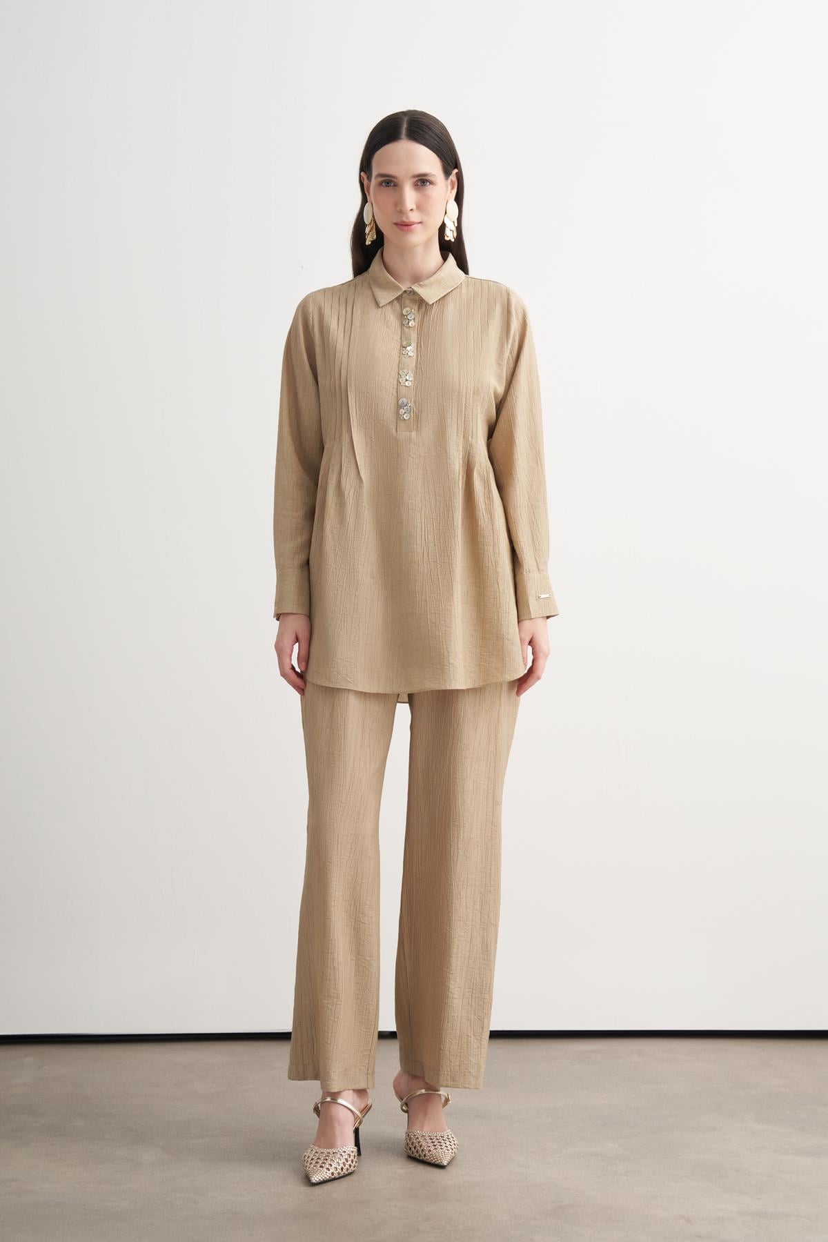 NERVÜRLÜ SEDEF DÜĞMELİ TAKIM