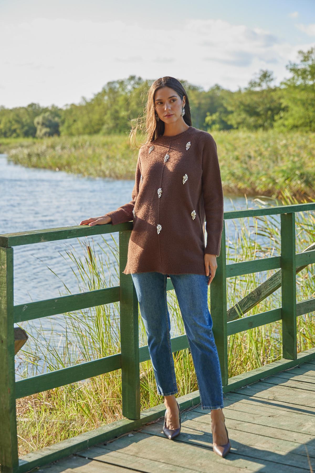 TAŞ İŞLEMELİ TRİKO KAZAK