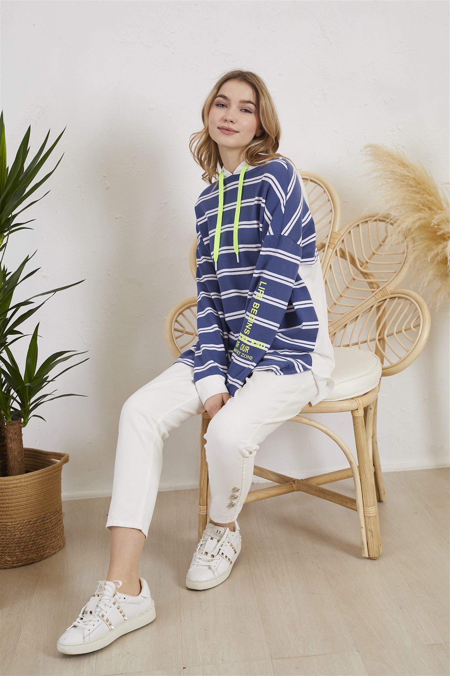 ÇİZGİLİ YIRTMAÇ DETAYLI SWEATSHIRT · 2