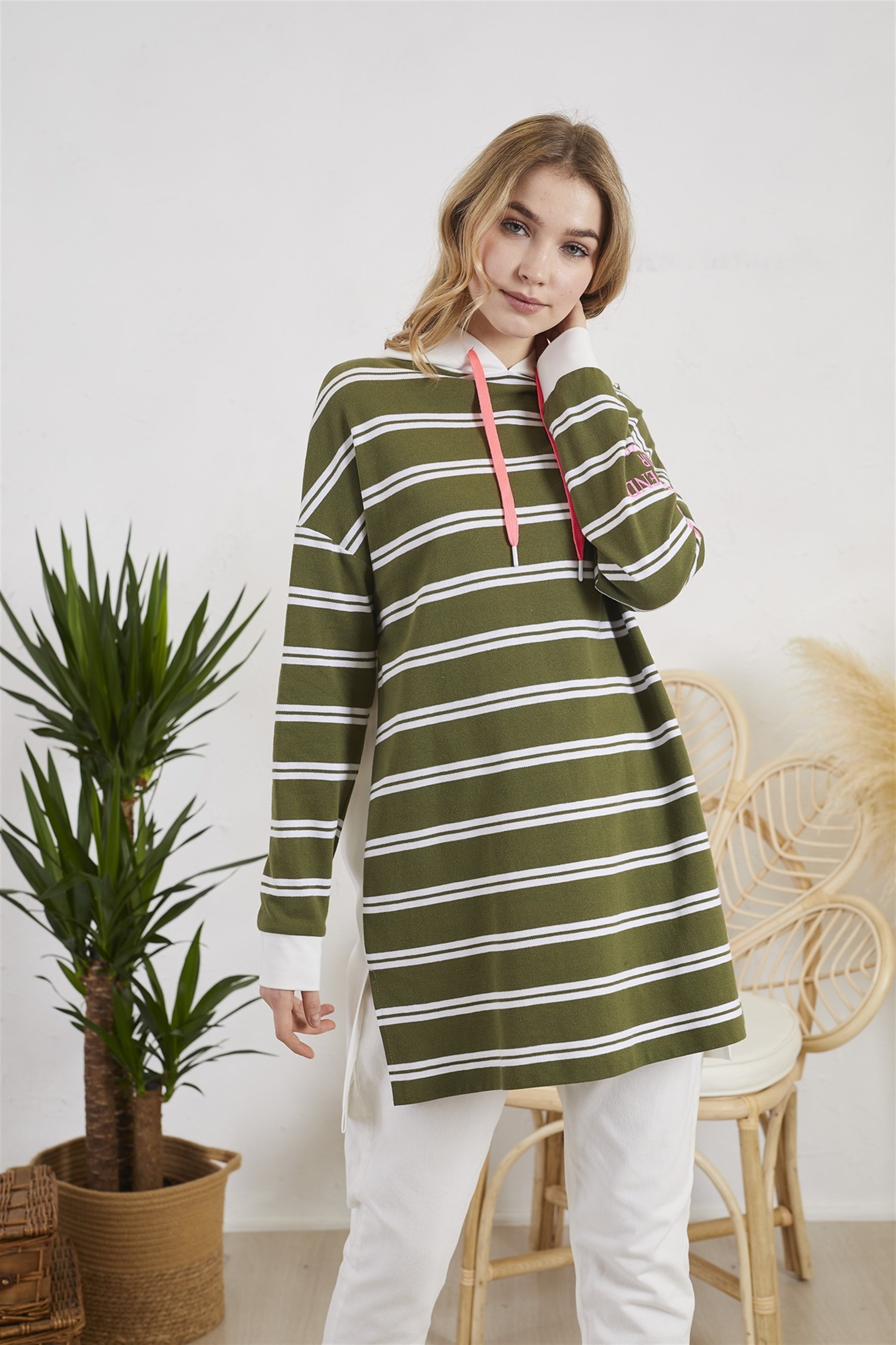 ÇİZGİLİ YIRTMAÇ DETAYLI SWEATSHIRT · 2