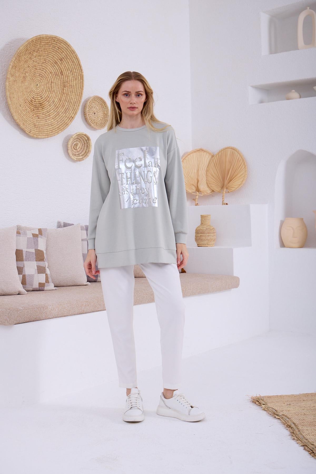 İNCİ DETAYLI BASKILI SWEATSHIRT