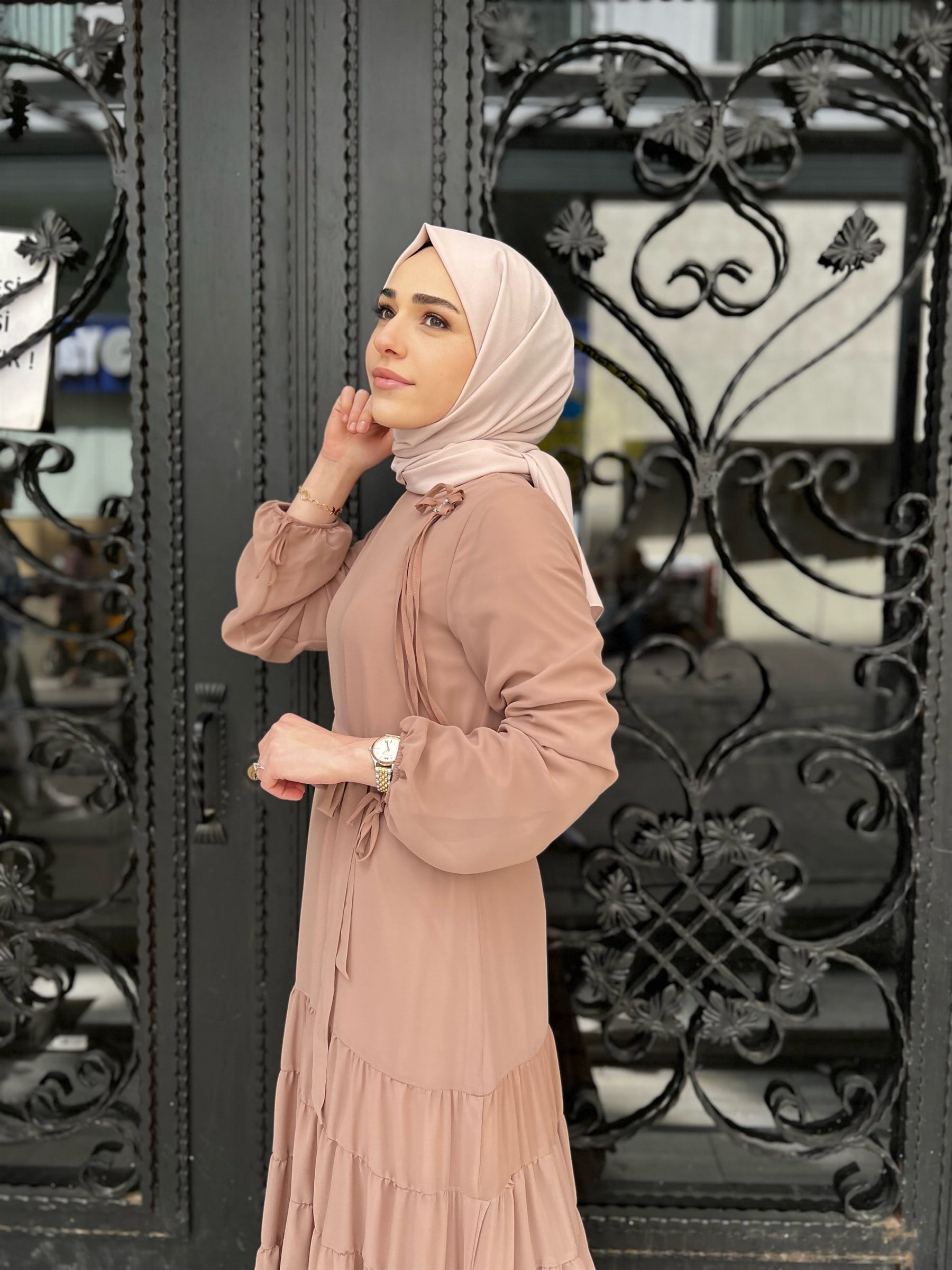 İP AKSESUARLI ŞİFONLU ELBİSE